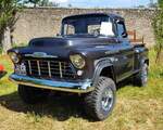 =Chevrolet PickUp steht auf der Ausstellungsfläche für Oldtimerfahrzeuge beim Bürgerfest "200 Jahre Landkreis Fulda" auf dem Gelände von Schloß Fasanerie im Juni 2022.