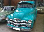 Chevrolet 3100 Pickup aus dem Jahr 1954. Die Pickup´s der GM-Tochter Chevrolet waren in den Jahren 1954 und 1955 optisch und technisch identisch. Sie hoben sich durch einen neuen Kühlergrill und der einteiligen Windschutzscheibe von den bereits 1948 vorgestellten Modellen im so genannten Advance-Design ab. Die Modelle waren in den Ausstattungsvarianten  Thriftmaster 235 ,  Loadmaster 235  und  Jobmaster 261  lieferbar. Wobei sich die Zahl hinter der Modellbezeichnung auf den Hubraum in cui der Sechszylinderreihenmotors bezog. Classic Remise Düsseldorf am 02.03.2026.