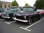 Einträchtig stehen hier ein Chevrolet 3100 Pichup aus dem Jahr 1956 und ein Chevrolet 3200 Pickup aus dem Modelljahr 1957 nebeneinander.