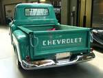 Heckansicht eines Chevrolet 3100 Pickup-Truck aus dem Jahr 1956.