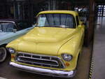 Chevrolet Cameo Pickup des Modelljahres 1957. Das Pickup-Modell des Jahrganges 1957 hatte viele Stilelemente des 1957´er Chevrolet PKW-Modelles. Der ausgestellte Cameo ist mit der längeren  Long-Bed  Ladefläche ausgestattet und im Farbton golden yellow lackiert. Der V8-Motor leistet 241 PS. Classic Remise Düsseldorf am 30.12.2022.