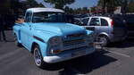 Chevrolet Apache C31 Stepside-Pickup aus dem Modelljahr 1959. Der, vermutlich im Farbton brigade blue lackierte, C31 wird von einem V8-Turbo-Fire-Motor angetrieben, der aus einem Hubraum von 4635 cm� Hubraum 185 leistet. Oldtimertreffen am 'Cafe del  ...
