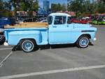 Profilansicht eines Chevrolet Apache C31 Stepside-Pickup aus dem Modelljahr 1959. Der, vermutlich im Farbton brigade blue lackierte, C31 wird von einem V8-Turbo-Fire-Motor angetrieben, der aus einem Hubraum von 4635 cm� Hubraum 185 leistet. Oldtimert ...