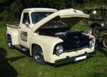 Ford F 100 Pickup des Jahrganges 1955 im Farbton sandstone white. Der F100 war im Modelljahr 1955 wahlweise mit einem Sechszylinderreihenmotor und einer Leistung von 118 PS oder einem V8-Motor mit 132 PS lieferbar. Der Basispreis lag bei US$ 1346,00 für den  Sechsender  und US$ 1462,00 für einen Pickup mit dem V8-Motor. Oldtimertreffen auf dem Gelände des Bikertreffs Mutter Vogel in Marl am 28.09.2025.