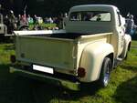 Heckansicht eines Ford F 100 Pickup des Jahrganges 1955 im Farbton sandstone white. Oldtimertreffen auf dem Gelände des Bikertreffs Mutter Vogel in Marl am 28.09.2025.
