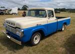 Ford F100 Custom Cab aus dem Jahr 1959 in der Farbkombination academy blue/colonial white.
