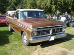 Ford F250 Ranger XLT Truck aus dem Modelljahr 1973 im Farbton saddle bronce. Dieser F250 gehört somit zur sechsten Generation der so genannten F-Series von Ford, die seit 1948 produziert wird. Seit Jahrzehnten sind die Pickups der F-Baureihe das meist verkaufte Fahrzeug in den USA. Im Jahr 1973 war das Modell mit zwei Sechszylinderreihenmotoren mit 240 cui (3933 cm³) und 300 cui (4916 cm³) oder drei V8-Motoren mit Hubräumen von 302 cui (4949 cm³), 360 cui (5899 cm³) und 390 cui (6391 cm³) lieferbar. Das Leistungsspektrum ging von 150 PS bis 255 PS. Ein solcher Ranger XLT, der etwas luxuriöser ausgestattet war, als die  Standard-Pickups  war in diesem Jahr ab US$ 2899,00 zu bekommen. Oldtimertreffen auf dem Gelände des Bikertreffs Mutter Vogel in Marl am 28.09.2025.