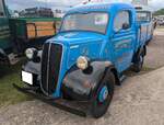 Ford Thames 10cwt Pritschenwagen aus dem Jahr 1957. Als Fordson E83 kam dieses Nutzfahrzeug mit einer halben Tonne Nutzlast im Jahr 1952 auf den Markt. Ab 1953 wurde das Modell in Ford Thames umbenannt. Das Modell war als Kombimodell mit hinterer Sitzreihe, Pritschenwagen (Foto) und als geschlossener Kastenwagen. Anf�nglich wurde das Modell in der gleichen Werkshalle wie die von Ford produzierten Fordson-Traktoren montiert. Der Vierzylinderreihenmotor hat einen Hubraum von 1172 cm� und leistet rund 30 PS. Castle Combe Vintage Show am 19.05.2024 in Wiltshire/England.