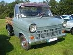 Ford Transit MK1 aus dem Jahr 1967 mit einem  recht rustikalen  Pritschenaufbau. Im Dezember 1965 wurde der völlig neue Ford Transit vorgestellt. Ein als  Kurzhauber  konzipierter Transporter, bestimmt als Nachfolger des Frontlenker-Transporter FK1000. Das Modell wurde in den englischen Ford-Werken konstruiert und entwickelt. Produziert wurde er im Werk Southampton. Teilweise mit anderen Motoren bestückt, bauen ihn aber auch die deutschen Ford-Werke im belgischen Zweigwerk Genk. Das Modell war geschlossener Kastenwagen, als Kombi mit drei Sitzreihen und eben als Pritschenwagen lieferbar. Im Modelljahr konnte der Kunde zwischen zwei V4-Motoren wählen: 1305 cm³ mit 50 PS oder 1498 cm³ mit 60 PS. Der gezeigte Pritschenwagen trägt allerdings nicht die Original-Radkappen, sondern die des Ford Taunus TC. Oldtimertreffen auf dem Gelände des Bikertreffs Mutter Vogel in Marl am 28.09.2025.
