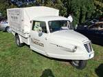 Goliath Goli Hochpritsche, produziert von 1955 bis 1961. Die Goli Modelle waren die letzten klassischen Dreir�der aus dem Hause Borgward. Insgesamt wurden in Bremen 9.904 Goli Dreir�der produziert. Eine solche Goliath-Goli Hochpritsche kostete exakt DM 4.000,00. Der Zweizylinderzweitaktmotor leistete bis 1957 16 PS aus einem Hubraum von 493,5 cm�. Danach reduzierte sich der Hubraum auf 461 cm� Hubraum und die Leistung sank auf 15 PS. Cars & Castle auf Schlo� Lauersfort in Moers am 03.10.2026.