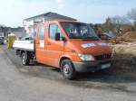 MB Sprinter als Doppelkabiner mit Ladepritsche der Firma WENDE auf einer Baustelle in 36100 Petersberg-Marbach, März 2011