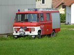 ausgedientes Feuerwehrfahrzeug abgestellt hinter einer Scheune in Fulda-Harmerz im Juni 2016
