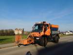 Unimog U400 der Straßenmeisterei mit Anbau zur Reinigung der Leitpflöcke; 140317