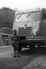 Luxemburg, Petingen, der  junge  Fotograf bei einem Renault Goelette.