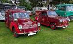 Zwei Traditionsfahrzeuge einer walisischen Autoreparaturwerkstatt. LINKS: Ein Morris Minor 1000 Kastenwagen, der im Dezember 1961 erstmalig zugelassen wurde. Der Vierzylinderreihenmotor hat einen Hubraum von 67 cui (1098 cm³) und leistet 49 PS. Angeblich sollte man in einen solchen Light-Van bis zu 400 Kilogramm zuladen können. RECHTS daneben dann ein Austin A35 Kastenwagen bzw. Light Van, der im Juli 1967 erstmalig britische Straßen befuhr. Während die Austin A35 Limousine seit 1962 nicht mehr gebaut wurde, lief der Kastenwagen noch bis Mitte 1968 vom Band. Der Vierzylinderreihenmotor hat in diesem Modelljahr einen Hubraum von 1098 cm³ und leistet ca. 48 PS. Classic car meeting in Abergavenny/South Wales am 25.05.2025.
