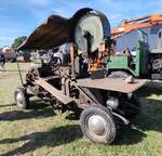 =Selbstfahrende Bands�ge ausgestattet mit einem Kleindiesel der G�ldner-Werke aus Aschaffenburg. Die Motorleistung ist mit 8 PS angegeben. Das Unikat ist ausgestellt bei der Oldtimerveranstaltung der OLDTIMERFREUNDE OHMTAL in Dannenrod, 09-2025