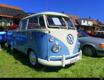 Ein Weiss Blauer VW Transporter mit Verlängerter Kabine zu Besuch am Oldtimer Treffen in Lüterswil/SO am 31.08.2025