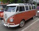 VW T1 Kombi Sondermodell Achtsitzer aus dem Jahr 1962 mit Exportstoßstangen. Vielen ist dieses Modell besser unter dem Namen  Samba-Bus  bekannt. Der, im Heck verbaute, luftgekühlte Vierzylinderboxermotor leistet 42 PS aus einem Hubraum von 1.493 cm³. Oldtimertreffen in Essen Borbeck am 06.07.2025.