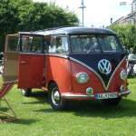 VW T1  Samba  verbreitet Urlaubsfeeling beim Sommerfest in Karlsdorf-Neuthart; Juni 2013