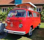=VW T 2 als Campingbus, ausgestellt bei der Oldtimerausstellung bei Schloss Fasanerie, 06-2025