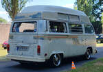 =VW T2 auf dem Weg zur Oldtimerausstellung bei Schloss Fasanerie, 06-2025