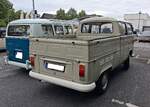 Heckansicht eines VW T2a Doppelkabine (Doka) Pritschenwagen im Farbton savannenbeige aus dem Jahr 1967.