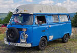 =VW T 2 mit Hochdach, steht bei einer Oldtimerveranstaltung in Unterbreizbach, 07-2026 