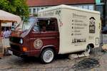 =VW T3 einer Kaffeerösterei steht in Lübeck auf dem Marktplatz im September 2018