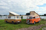 Fernab der Straße am Rheinufer. Ein Parkverbotsschild ist jedenfalls nirgendwo zu sehen...

VW T2, VW T3
beide zu Campingmobilen mit Zeltdach ausgebaut
Leverkusen-Hitdorf
13.07.2024