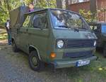 =VW T 3 als Doppelkabiner , mit Ladepritsche und Planenaufbau, gesehen bei der Oldtimerschau in Wasenberg, 05-2025