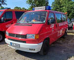 =VW T 4 als Einsatzleitwagen der Feuerwehr RASDORF, steht auf dem Gästeparkplatz anl. der Feierlichkeiten  100 Jahre Feuerwehr HÜNFELD  im Juni 2025