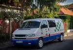 Hier ist VW T4 Facelift mit Renndekoration zu sehen. Foto: 05.2026.