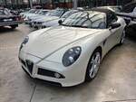 Alfa Romeo 8C Spider Competizione aus dem Jahr 2009 im Farbton bianco divino.