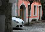 . Markante Alfa-Front - Ein Alfa Giulietta schaut hier vorsichtig um die Ecke. Der Alfa 147-Nachfolger trägt wieder den traditionellen Namen Guiletta und wird seit 2010 verkauft. Januar 2012 (Matthias)