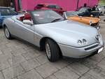 Ein rechts gelenkter Alfa Romeo Tipo 916 Spider, wie er von 1994 bis 2005 im Verkaufsprogramm von Alfa Romeo zu finden war.