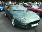 Aston Martin DB7 Coupe. Auf dem Chassis des Jaguar XJ-S baute Aston Martin ab 1994 das Coupe des DB7. Zum Spätherbst des folgenden Jahres konnte dann auch das Cabriolet namens  Volante  geordert werden. Der Sechszylinderreihenmotor hat einen Hubraum von 3239 cm³ und leistet 335 PS. Die Höchstgeschwindigkeit wurde mit 249 km/h angegeben. British Car and Motorcycle Meeting am 20.07.2025 an Mo´s Bikertreff in Krefeld.