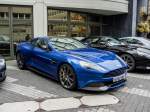 Seitenansicht eines blauen Aston Martin Vanquish.