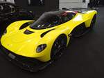 Aston Martin Valkyrie. Den Werbespruch für diesen Supersportwagen hat die Herstellerfirma so formuliert: Der  Valkyrie  kommt einem Auto der Formel eins so nah wie möglich, ohne sich auf die Rennstrecke beschränken zu müssen! Den Sportwagen entwickelte Aston Martin in Zusammenarbeit mit der in England ansässigen Red Bull Racing Ltd. Angetrieben wird der Bolide von einem V12-Motor mit zusätzlichem Hybridantrieb. Der  Zwölfender  hat einen Hubraum von 6499 cm³ und leistet 1155 PS. Die Höchstgeschwindigkeit gibt das Werk mit 354 km/h an. Techno Classica Essen im April 2024.