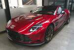 Aston Martin Vanquish Coupe im Farbton liquid crimson.