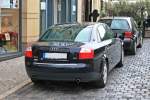 Hinterteil eines lteren Audi A4, der am 08.08.2013 in der Altstadt Weimars am Straenrand stand.