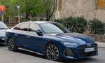 Hier ist ein 2025er Audi A6 S-Line in der in der Farbe  Ascari Blue  zu sehen.