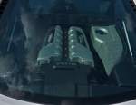 Blick durch die Heckscheibe des Audi R8 auf seinen Motor.