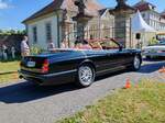 =Bentley Azure auf dem Weg zur Oldtimerausstellung bei Schloss Fasanerie, 06-2025