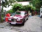 Ein Weinroter Bentley in München am 08.08.06