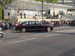 London, 21.04.2011, 'Bentley State Limousine' der Queen mit der Queen vor Westminster Abbey! 6,75 Liter V8-Motor, 298 kW, 835 Nm, Baujahr 2002