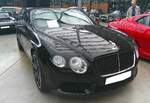 Bentley Continental GTC im Farbton onyx black. Der Continental GTC ist die Cabriolet-Version des Continental GT. Das Modell ist für viele Cabrioliebhaber der Inbegriff eines luxuriösen Grand Tourers. Er greift die unglaubliche Kombination aus Leistung, Handwerkskunst und elegantem Design des GT auf und bietet Ihnen die zusätzliche Option, all das mit einem offenem Verdeck zu genießen. Das Continental Cabriolet kann in den Versionen GTC (Foto), dem komfortorientierten Continental GTC Azure, dem leistungsorientierten Continental GTC Speed und als Gipfel automobiler Handwerkskunst dem Continental GTC Mulliner bestellt werden. Ein V8-Motor mit einem Hubraum von 4.0 Litern mit Doppelturboaufladung erzeugt 550 PS. Damit beschleunigt das Fahrzeug in nur 4,1 Sekunden von 0 auf 100 km/h und erreicht eine Höchstgeschwindigkeit von 318 km/h. Classic Remise Düsseldorf am 03.10.2025.