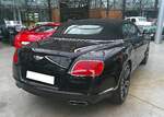 Heckansicht eines Bentley Continental GTC im Farbton onyx black aus dem Jahr 2014. Classic Remise Düsseldorf am 03.10.2025.