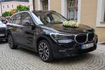 =BMW X1 steht als  Brautkutsche  am Standesamt in Bad Reichenhall, 06-2022