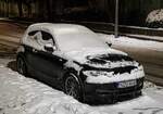 BMW 1er E87 unter schnee in Dezember, 2025.
