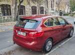 Rückansicht: BMW 2 Active Tourer in Flamenco Red.